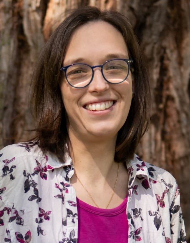 Das Bild zeigt das Gesicht von Monika. Sie hat halblange dunkelblonde Haare und trägt eine Brille.